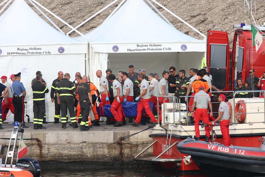 El personal de rescate transporta otro cuerpo de un pasajero del yate Bayesiano