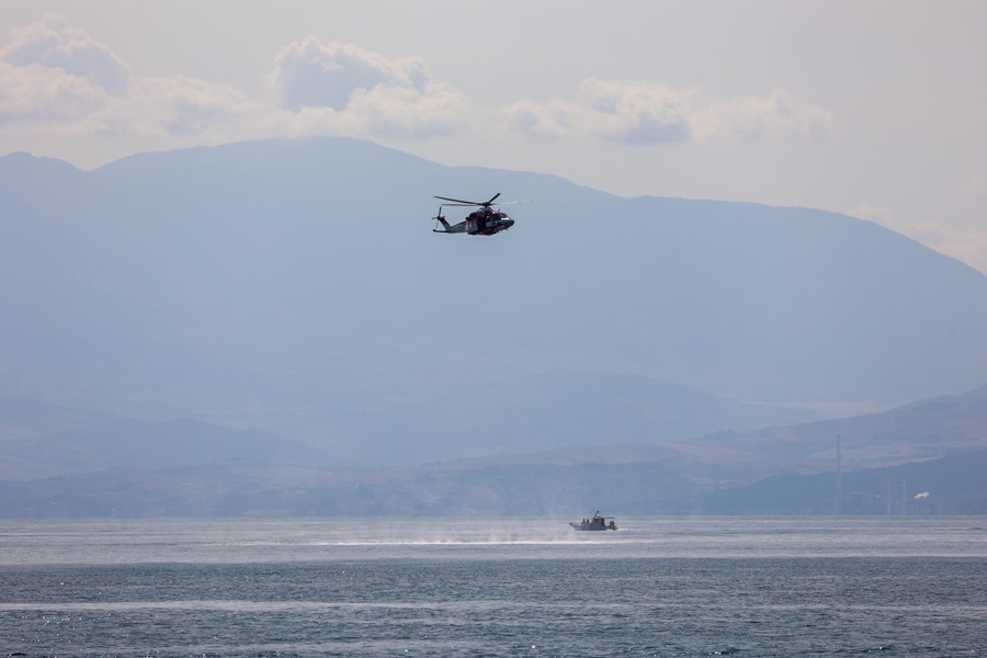 Unidades de bomberos y guardacostas buscan a personas desaparecidas que estaban a bordo de un velero que se hundió en Palermo, Sicilia