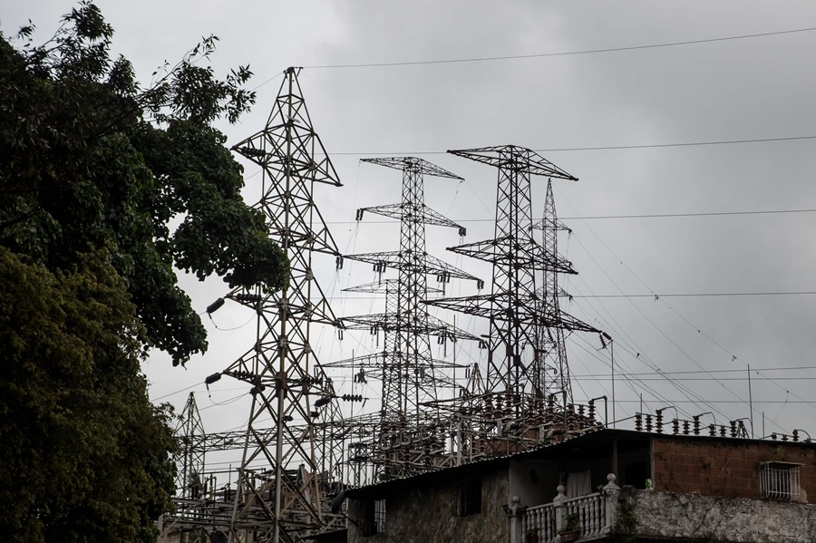 Fotografía de antenas y cableado eléctrico en una zona popular, el 30 de mayo de 2023, en Caracas