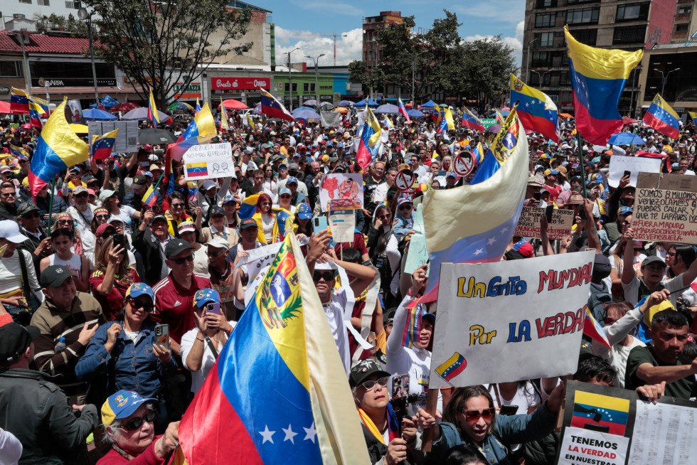 Ciudadanos venezolanos se concentran para manifestarse en contra de los resultados oficiales de las elecciones en Venezuela que dieron la victoria al chavismo, este sábado, en Bogotá (Colombia). EFE/ Carlos Ortega