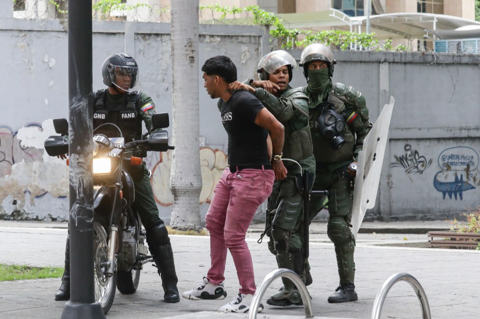 Integrantes de la Guardia Nacional Bolivariana detienen a un manifestante opositor, el 30 de julio de 2024, en Caracas (Venezuela). EFE/ Ronald Peña