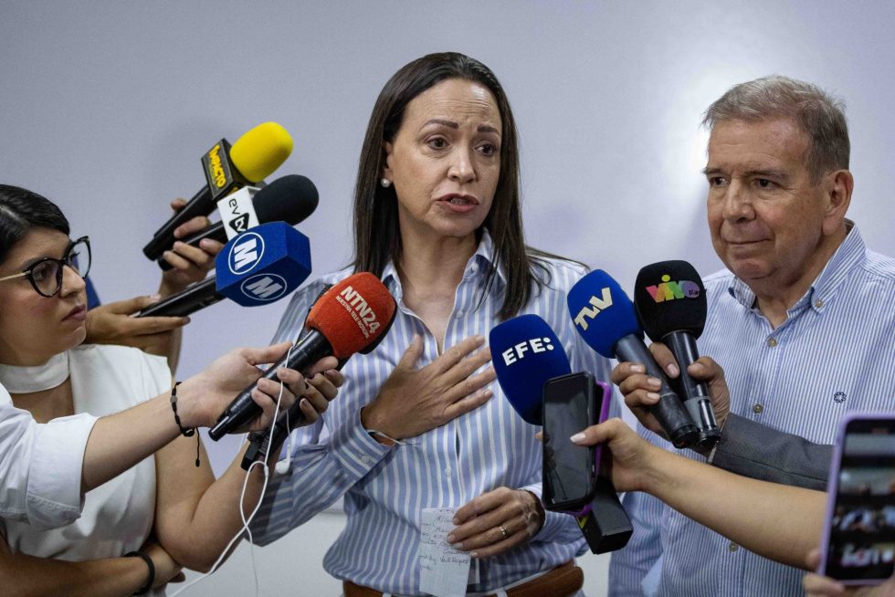 Los líderes opositores de Venezuela, Edmundo González Urrutia (d), abanderado de la PUD en las elecciones presidenciales, y María Corina Machado (c), en una fotografía de archivo. EFE/Ronald Peña R.