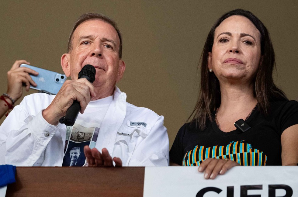 El candidato a la Presidencia de Venezuela Edmundo González habla junto a la líder de la oposición María Corina Machado, el 14 de julio de 2024. EFE/ Ronald Peña R.