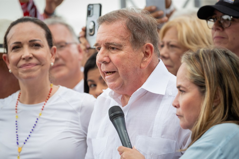 El candidato a la Presidencia de Venezuela de la Plataforma Unitaria Democrática (PUD), Edmundo González Urrutia, acompañado de la líder opositora María Corina Machado (i), en una fotografía de archivo. EFE/ Rayner Peña R.