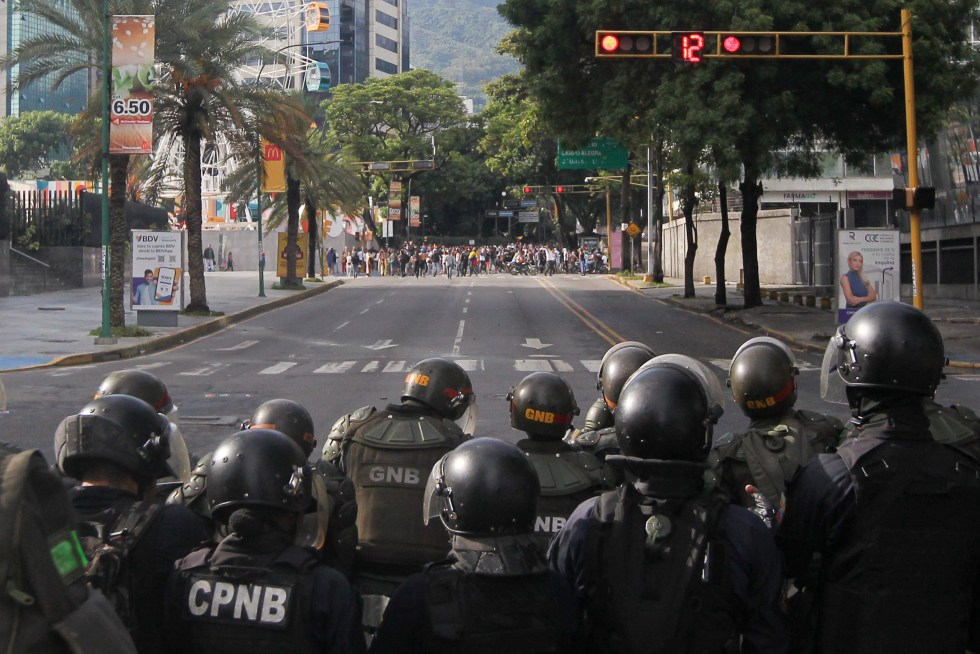 Policías custodian la autopista Francisco Fajardo, el 29 de julio de 2024, durante una protesta por los resultados publicados por el Consejo Nacional Electoral (CNE) de las elecciones presidenciales, en Caracas (Venezuela). EFE/ Manuel Díaz