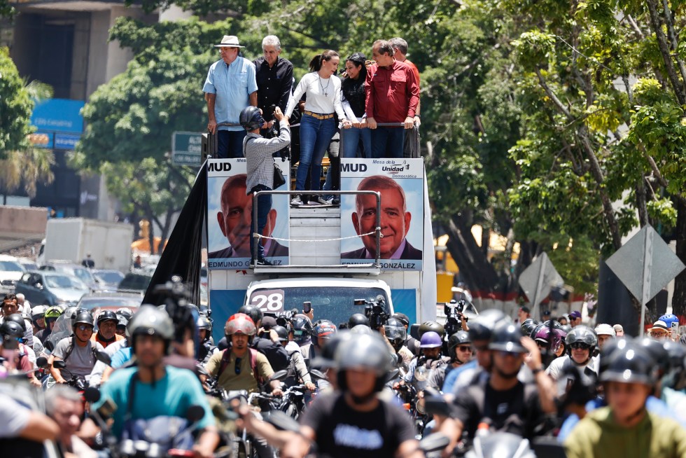 La líder de la oposición venezolana María Corina Machado (c) asiste a una protesta este sábado, en Caracas (Venezuela). EFE/ Miguel Gutiérrez