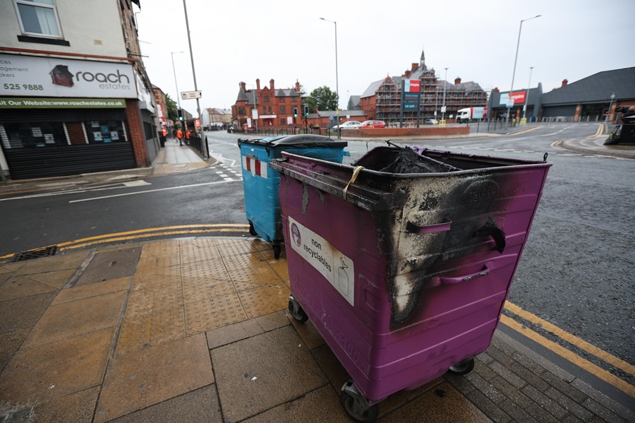 Contenedores de ruedas carbonizados después de una noche de violentos disturbios en Liverpool