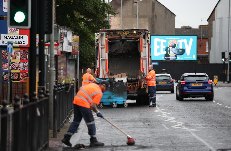 Trabajadores limpian los escombros de County Road después de una noche de violentos disturbios en Liverpool