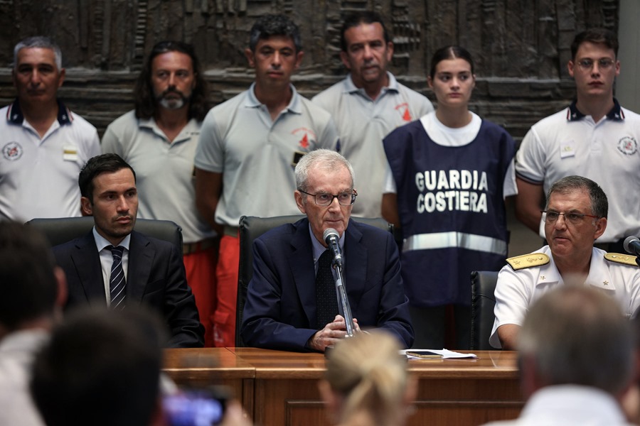 El fiscal adjunto Raffaele Cammarano (i), fiscal jefe de Termini Imerese, Ambrogio Cartosio (centro) y el contraalmirante Raffaele Macauda (derecha), comandante de la Guardia Costera de Palermo, asisten a una conferencia de prensa sobre el naufragio bayesiano