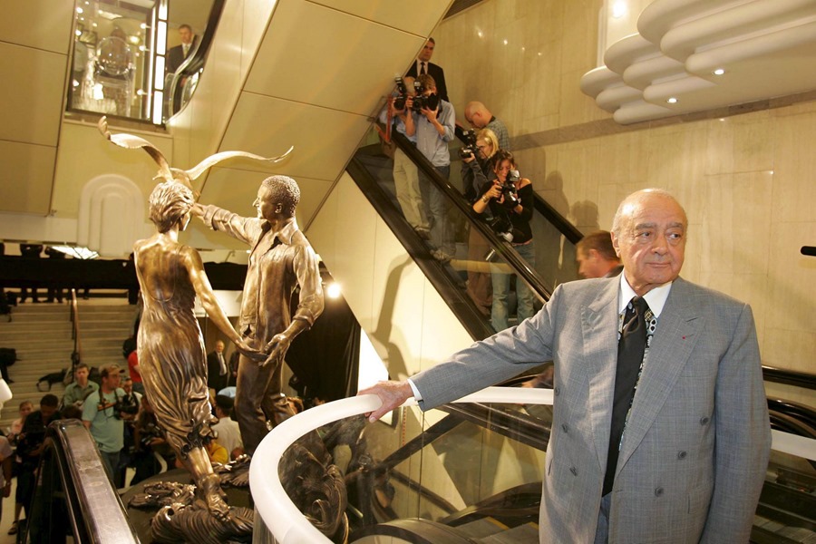 El, entonces, dueño de los almacenes Harrods, Mohamed Al Fayed, ante una escultura de su hijo Dodi Al Fayed, y de la princesa Diana de Gales