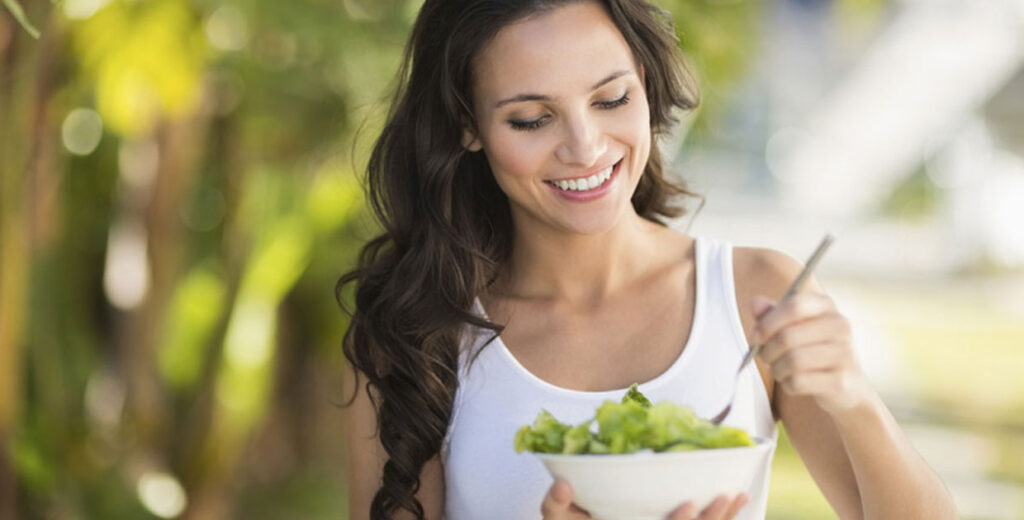 Cuáles son las claves de la “dieta de la felicidad”, según un experto de Harvard