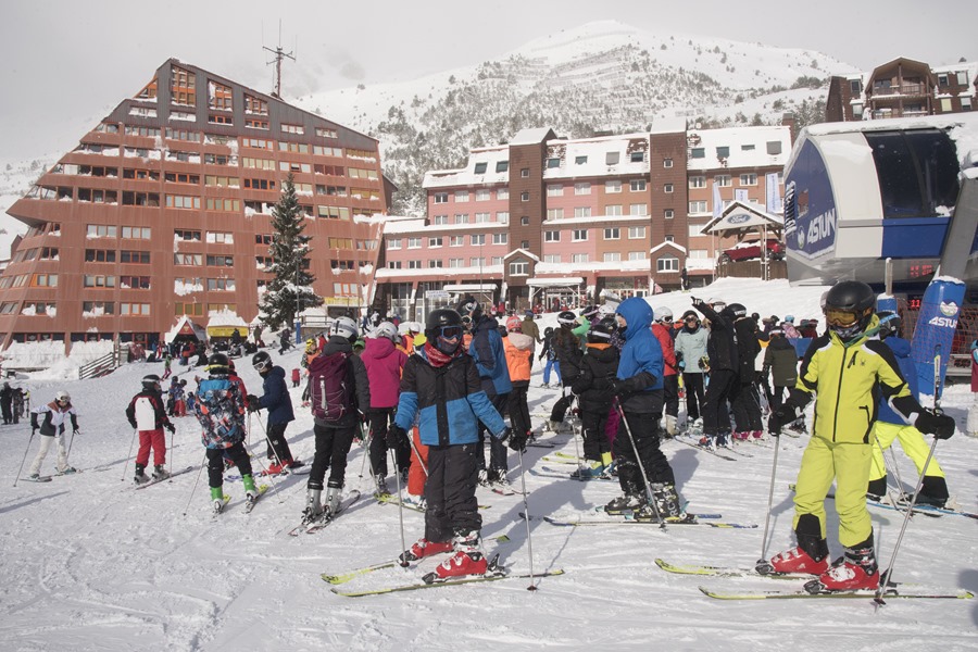 Varias personas disfrutan de la nieve