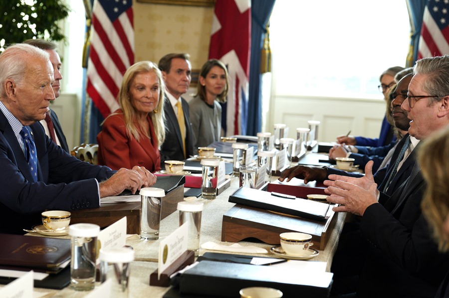 El presidente estadounidense Joe Biden (i) en la reunión con el primer ministro británico Keir Starmer (d) en la Casa Blanca en Washington