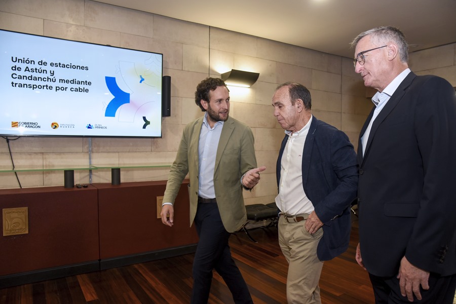 El consejero de Medio Ambiente y Turismo, Manuel Blasco; el presidente de la Diputación Provincial de Huesca, Isaac Claver; el presidente de la Mancomunidad del Alto Valle del Aragón, Álvaro Salesa; y la directora gerente de Turismo de Aragón, María Jesús Gimeno, presentan el proyecto de la unión de las estaciones de Astún y Candanchú, este martes en la Diputación de Huesca