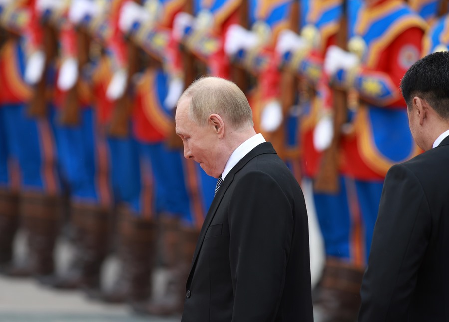 El presidente ruso Vladimir Putin (L) y el presidente mongol Ukhnaagiin Khurelsukh (R)