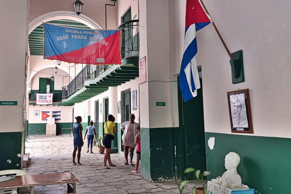 Personas se reúnen en la entrada de la escuela René Fraga Moreno, el 28 de agosto de 2024, en La Habana (Cuba). EFE/ Ernesto Mastrascusa