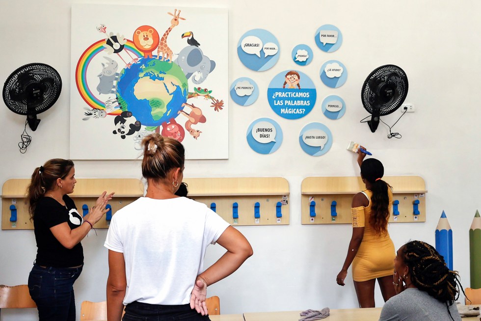 Mujeres participan en las adecuaciones de una escuela, el 28 de agosto de 2024, en La Habana (Cuba). EFE/ Ernesto Mastrascusa