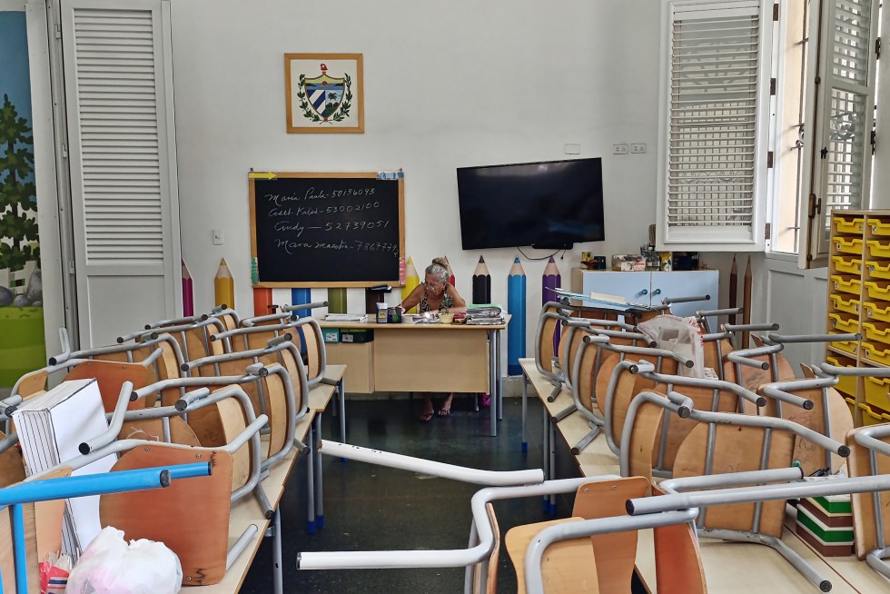 Una profesora prepara clase en el salón de una escuela, el 28 de agosto, en La Habana (Cuba). EFE/ Ernesto Mastrascusa