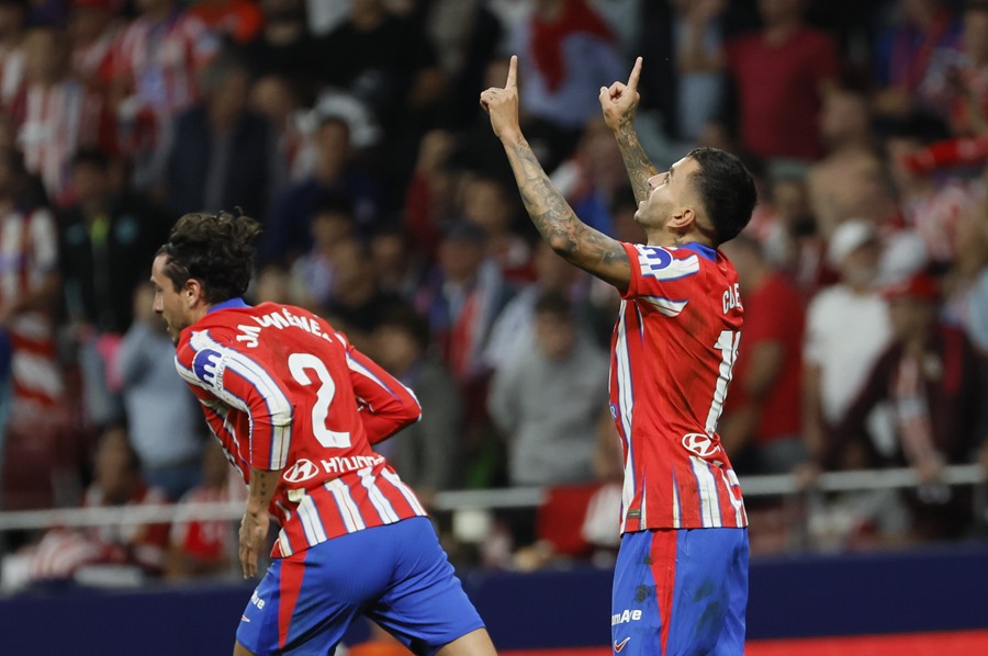 El delantero del Atlético Ángel Correa celebra tras marcar ante el Real Madrid, durante el partido de la LaLiga EA Sports que Atlético de Madrid y Real Madrid disputan este domingo en el estadio Civitas Metropolitano.