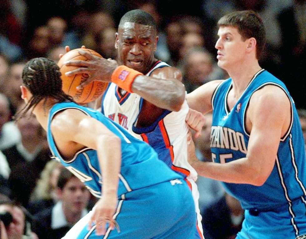 Dikembe Mutombo, durante su etapa como jugador de los Knicks de Nueva York, durante un partido ante los Magic de Orlando, en una fotografía de archivo. EFE/Justin Lane