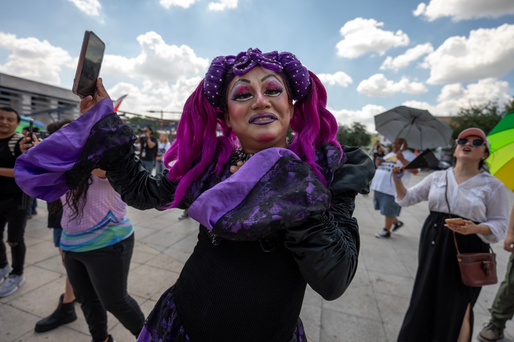 'Drag queens' protestan por prohibición de espectáculos en Nuevo León - drag-queens-nuevo-leon-protesta-3-1024x681