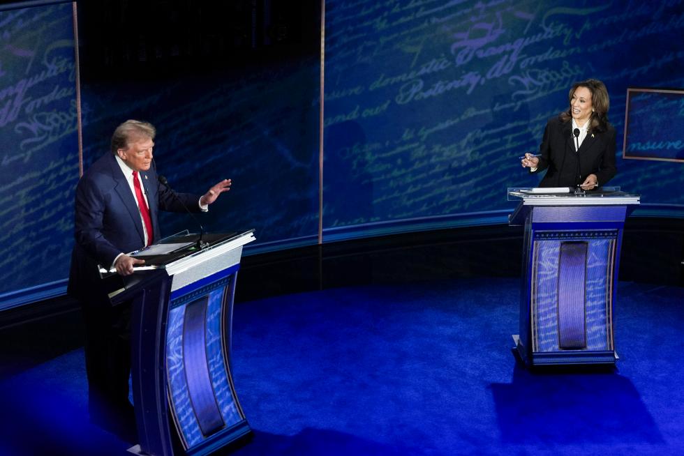 El candidato republicano Donald J. Trump y aspirante demócrata Kamala Harris en el debate presidencial organizado por ABC News en Filadelfia (EE.UU.)