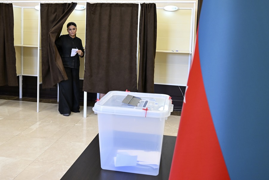 Una mujer vota durante las elecciones parlamentarias en Bakú, Azerbaiyán