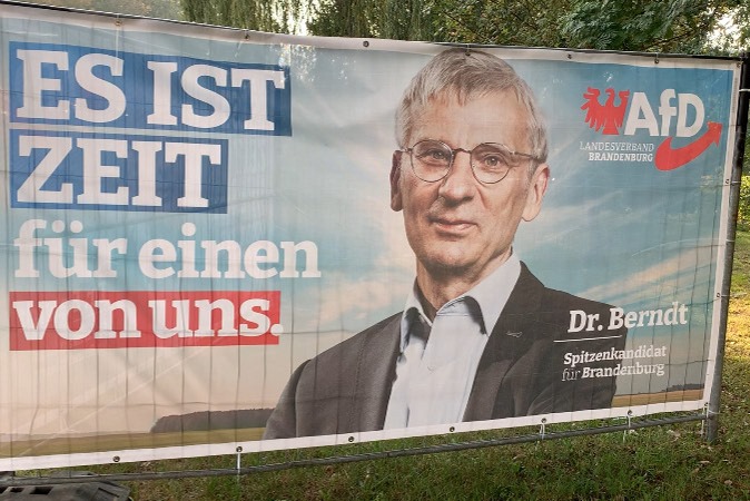 Vista de un cartel electoral del partido Alternativa para Alemania (AfD), que parte como favorito en las elecciones del domingo en Brandeburgo.