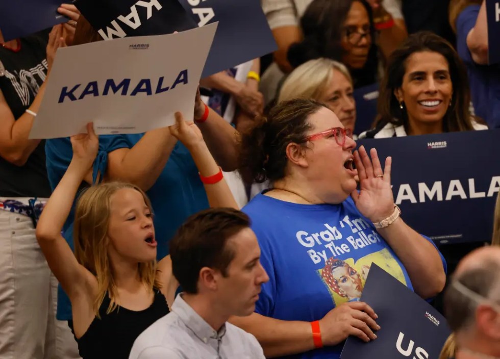 Vista de personas que apoyan a Kamala Harris como candidata para las elecciones a la Presidencia de Estados Unidos durante un acto de campaña. EFE/Jeffrey Phelps