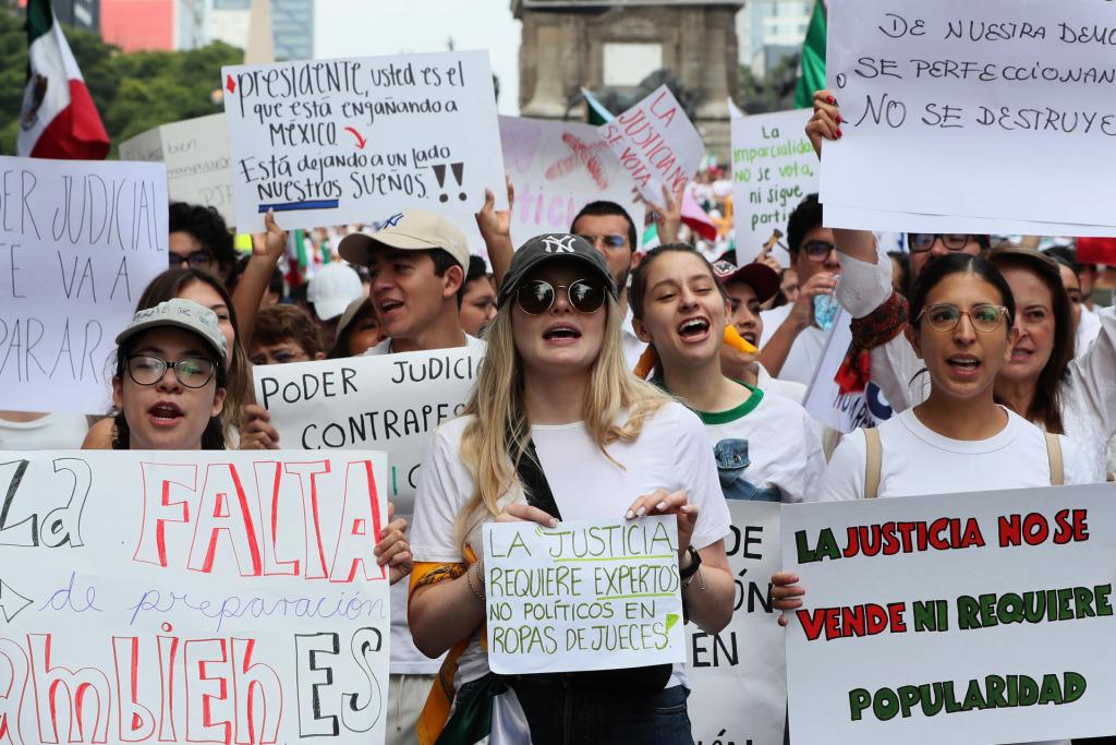 "No nos engañan": universitarios alzan la voz contra la reforma judicial - estudiantes-de-derecho-en-marcha-contra-la-reforma-judicial-1024x683