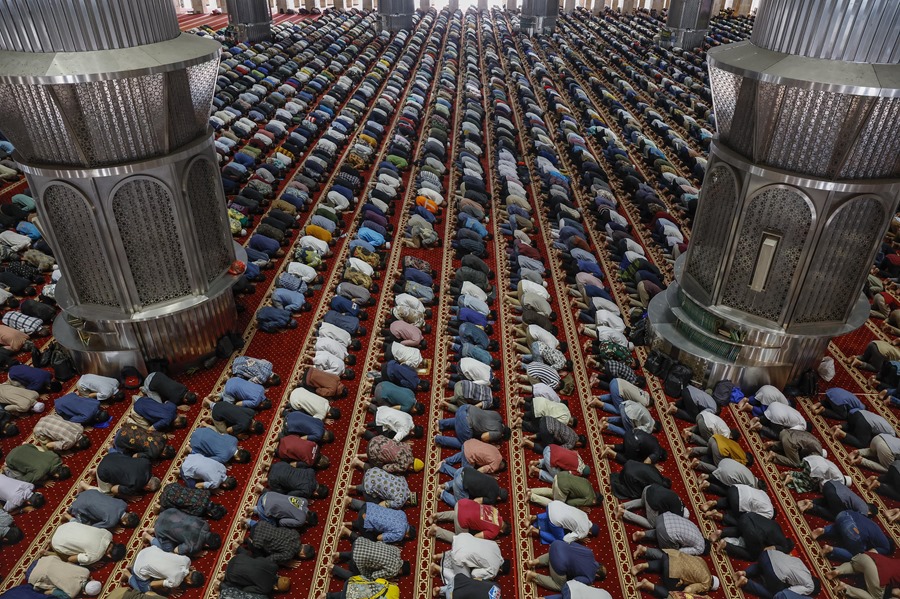 Los musulmanes realizan la oración del viernes durante el mes sagrado musulmán del Ramadán en la mezquita Istiqlal e