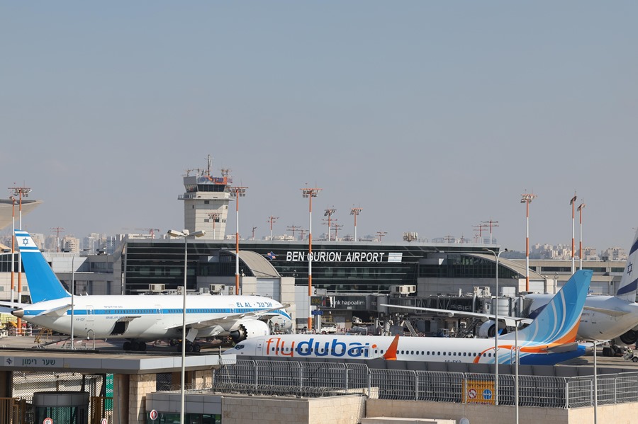 Aviones en el aeropuerto internacional Ben Gurion después de que el sindicalista israelí y presidente de Histadrut, Arnon Bar-David, anunciara una huelga general;