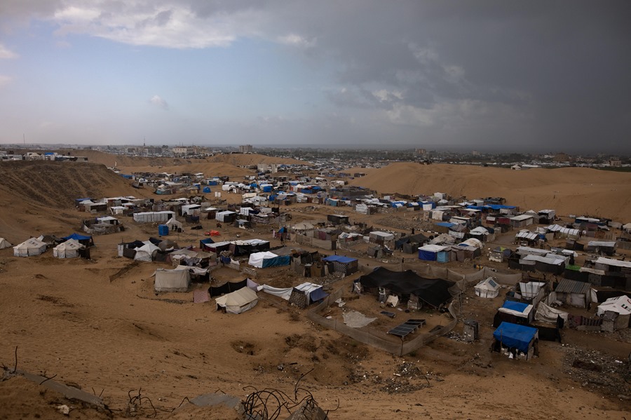 Una vista de las tiendas de campaña en un campamento para desplazados en el campamento de Khan Yunis