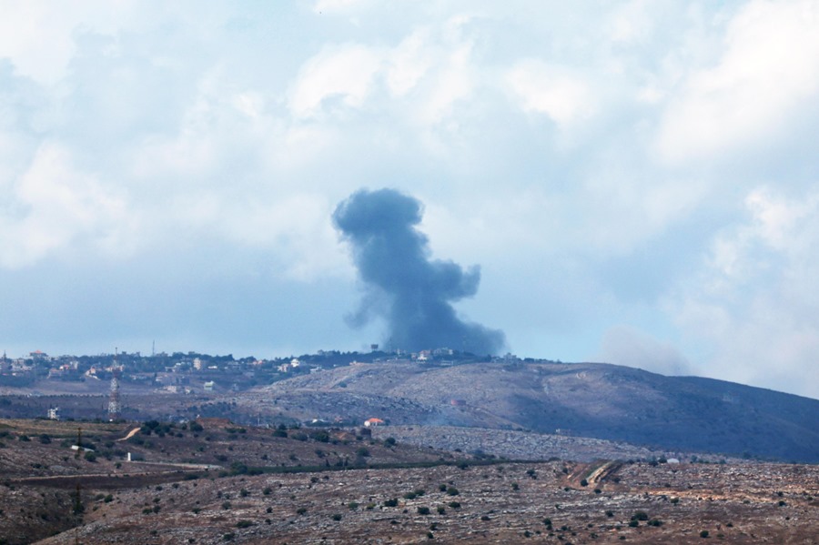 Una nueba de humo tras un ataque aéreo de Israel cerca del sur del Líbano.