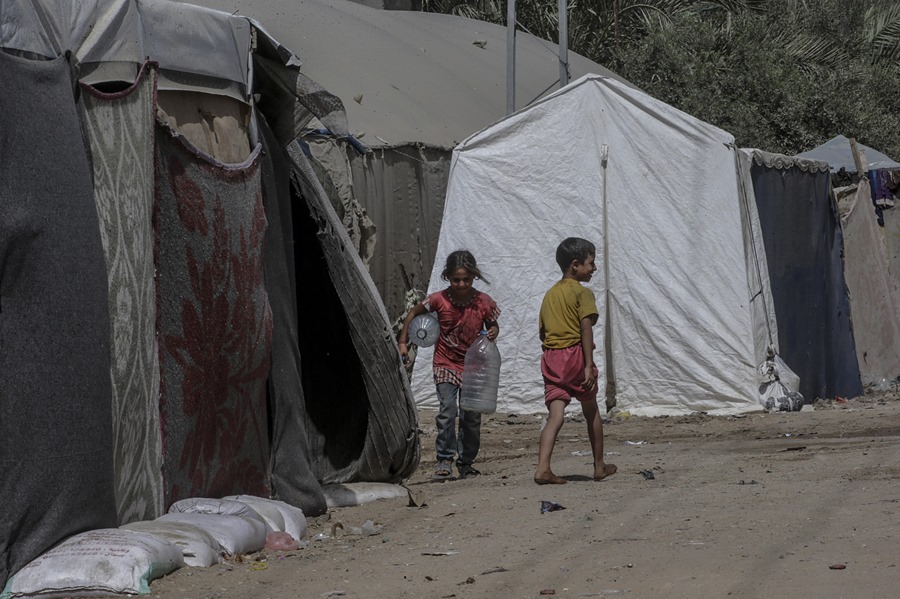 Palestinos desplazados en el campo de refugiados de Deir Al Balah, en el centro de la Franja de Gaza.