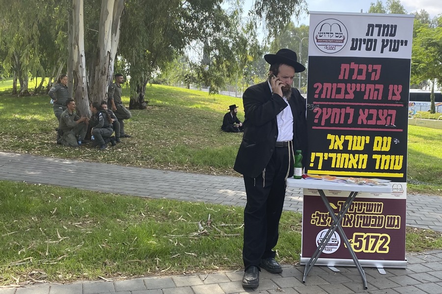 Un judío ultraortodoxo protesta contra el reclutamiento militar de miembros de su comunidad en Tel Aviv (Israel)