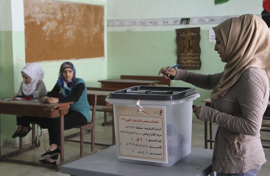 Una jordana vota en un centro electoral de Ammán