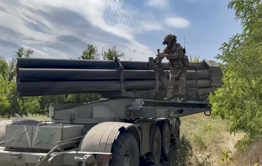 Captura de video distribuido por el servicio de prensa del Ministerio de Defensa ruso de un soldado preparando el sistema de lanzamiento múltiple de cohetes en el frente de Donetsk