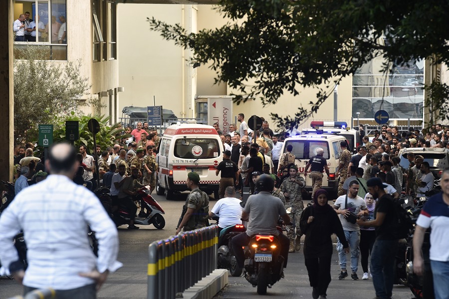 Una ambulancia llega al Centro Médico de la Universidad Americana de Beirut con heridos del ataque simultáneo contra milicianos de Hizbulá