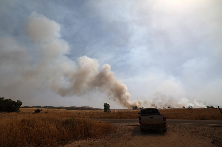 Humo provocado por un incendio ocasionado por un bombardeo cerca de Qela Alon, en los Altos del Golán anexados por Israel, el 13 de junio