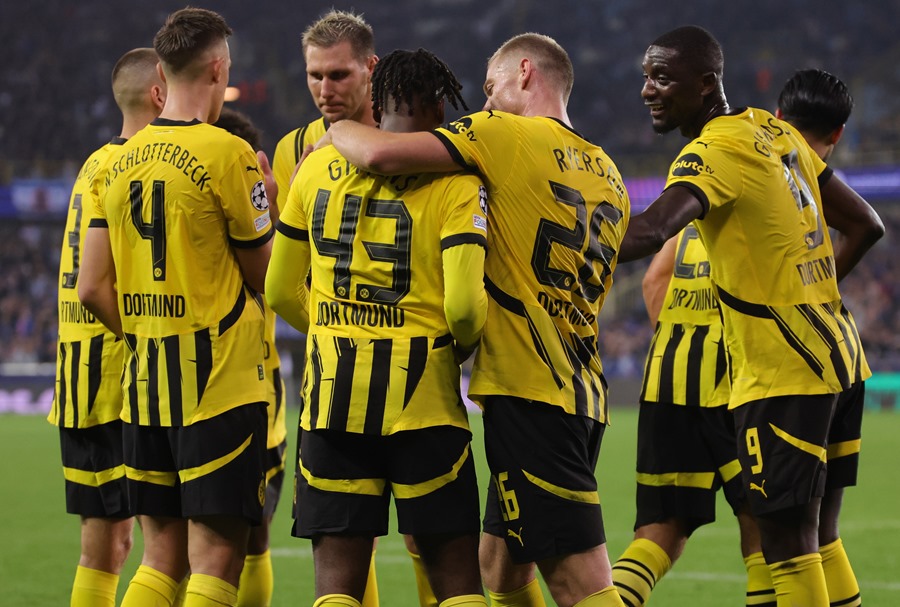 Jamie Gittens (centro-izquierda) del Borussia Dortmund celebra con sus compañeros tras marcar su segundo gol