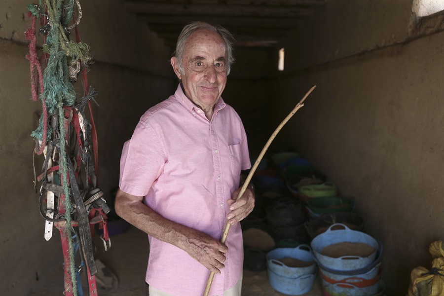 Charles Hantom, inglés de 82 años fundador junto a su mujer Susan Machin del Refugio Jarjeer de Mulas y Burros ubicado al sur de Marrakech (Marruecos)