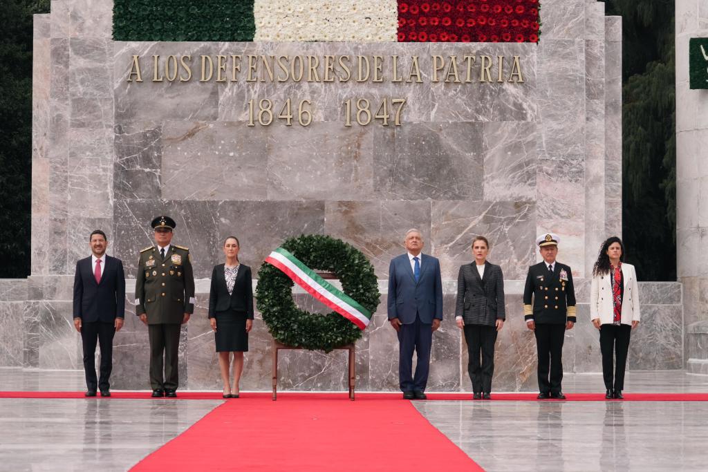 López Obrador comienza sus últimos festejos patrios con muestra de lealtad del Ejército - ofrenda-floral-en-el-altar-a-la-patria-1024x683