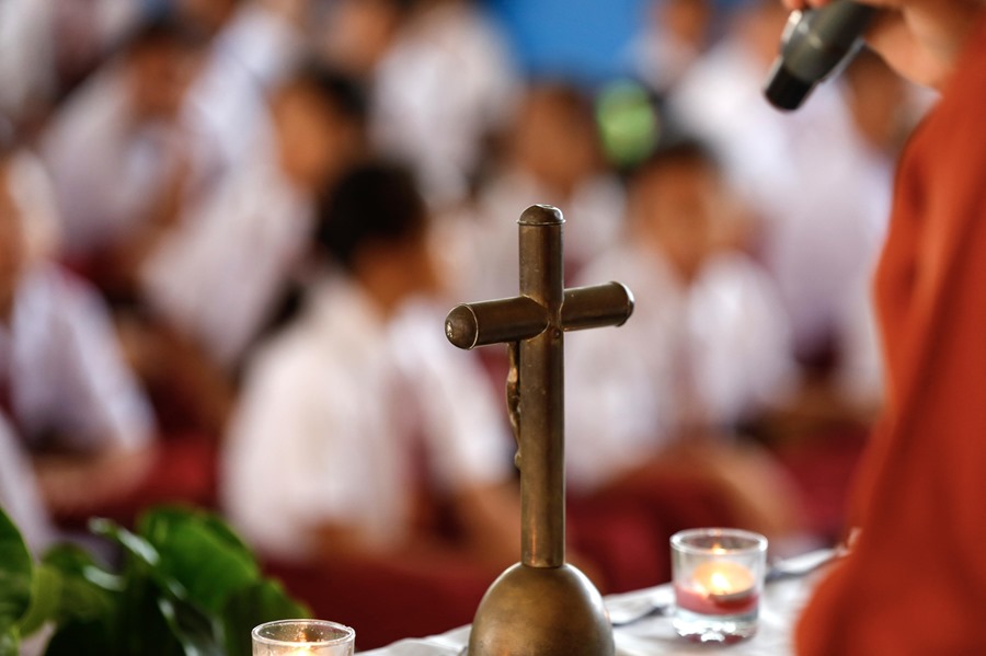 Se muestra una cruz durante una sesión de adoración de rutina realizada por estudiantes de la escuela católica Budi Dharma para orar por la salud del Papa antes de la visita del Papa Francisco