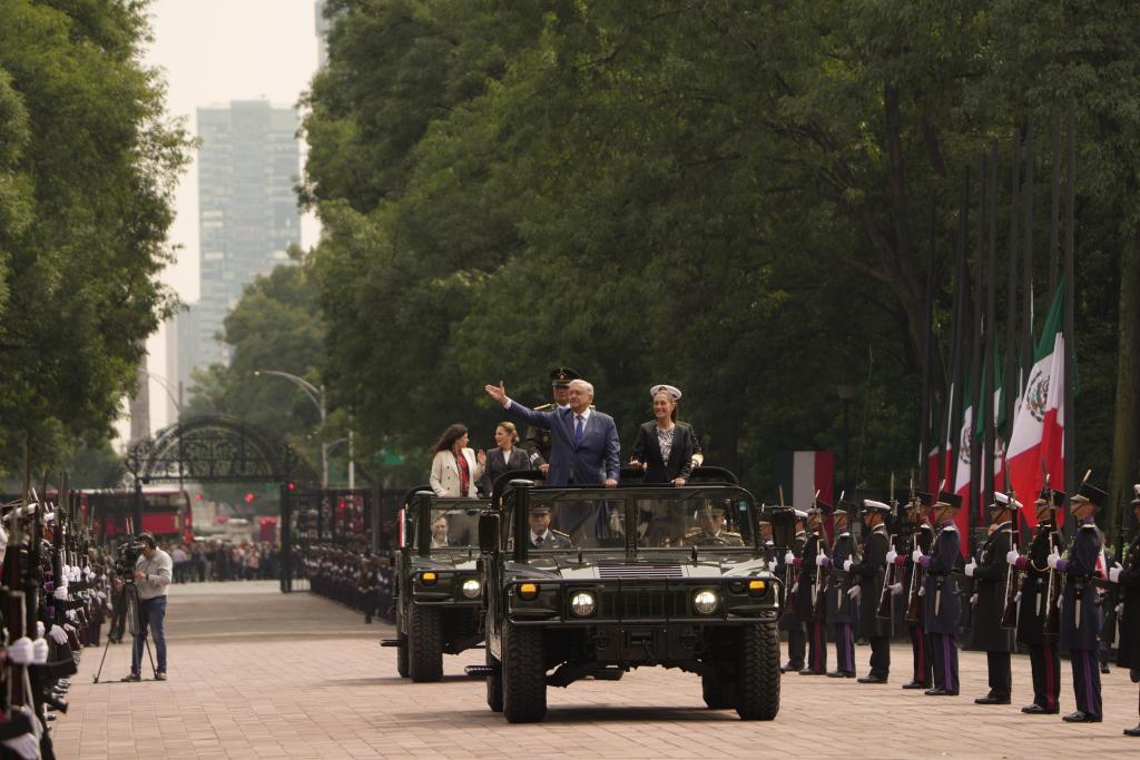 López Obrador comienza sus últimos festejos patrios con muestra de lealtad del Ejército - pase-de-revista-en-aniversario-de-la-gesta-de-los-ninos-heroes-1024x683