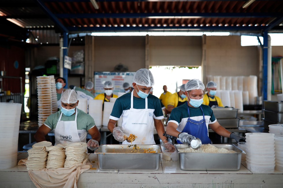 Presos preparan alimentos como parte de la política de reinserción denominada Plan Cero Ocio en el centro penitenciario La Esperanza, el 29 de agosto de 2024, en San Salvador (El Salvador). EFE/ Rodrigo Sura