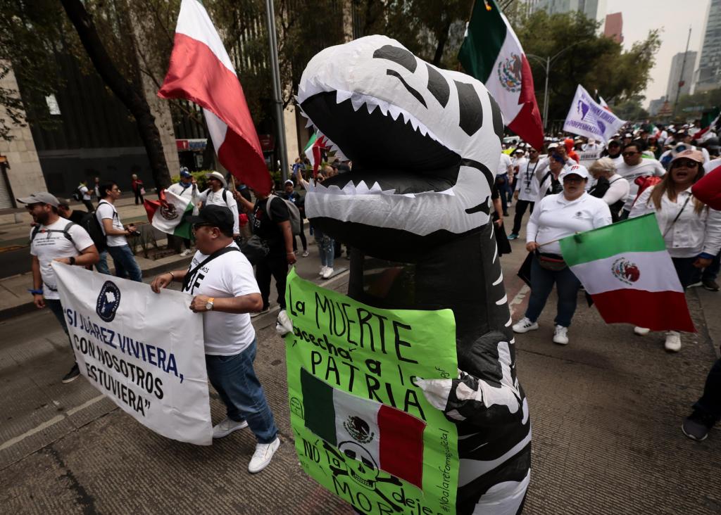 Trabajadores del PJ vuelven a protestar contra reforma de AMLO un día antes de su votación en el Senado - protesta-contra-la-reforma-judicial-1024x732