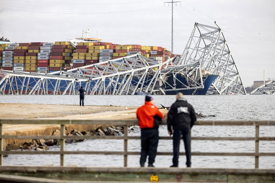 El puente Francis Scott Key permanece parcialmente derrumbado después de que un carguero chocó contra él en Baltimore, Maryland, EE.UU.