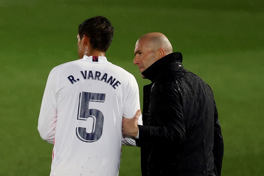 El técnico francés del Real Madrid, Zinedine Zidane con Varane