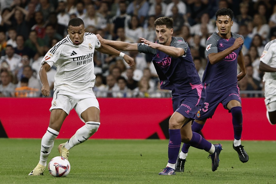 El jugador del Madrid Kylian Mbappé (i), pelea el balón Marash Kumbulla, del Espanyol, durante el partido de ayer.